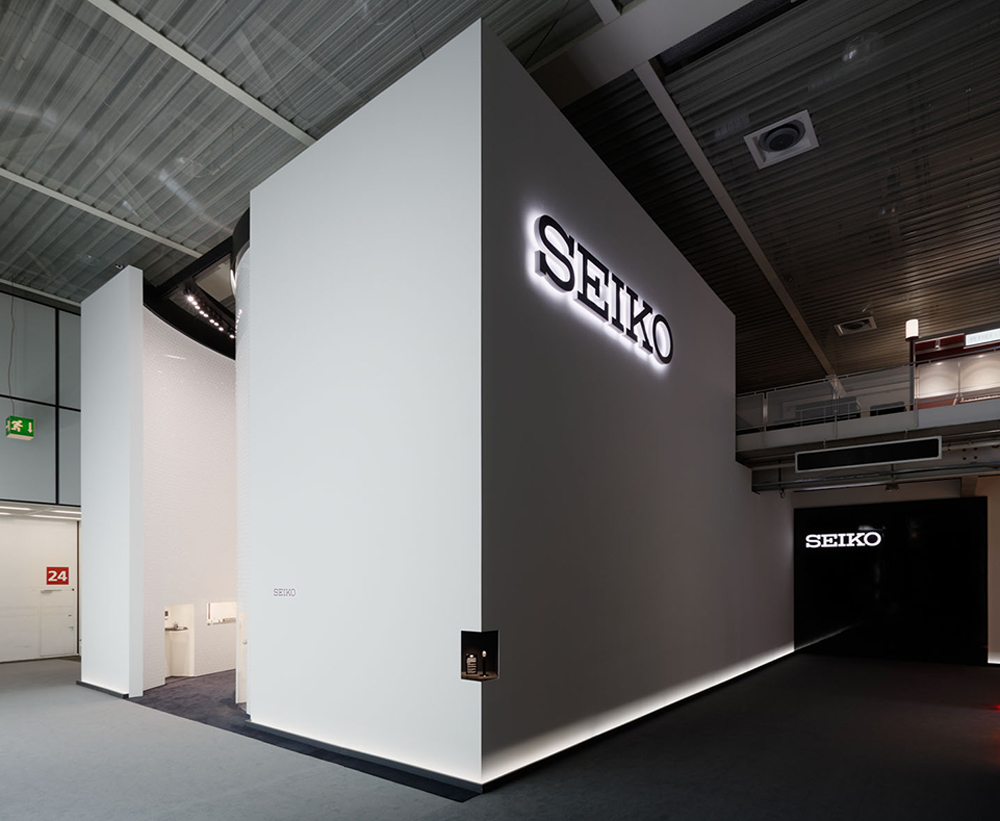 2008-2012年のデザイン「The Cube」。外観には商品展示のショーウィンドウは設けず、シンボリックに表現