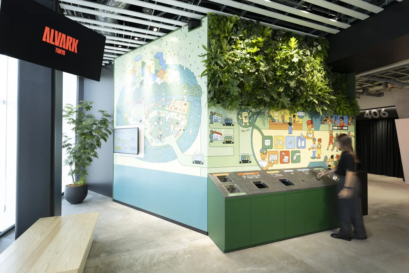 The illustrations on the walls show how waste is sorted at TOYOTA ARENA TOKYO and the future that will be created through this sorting process.