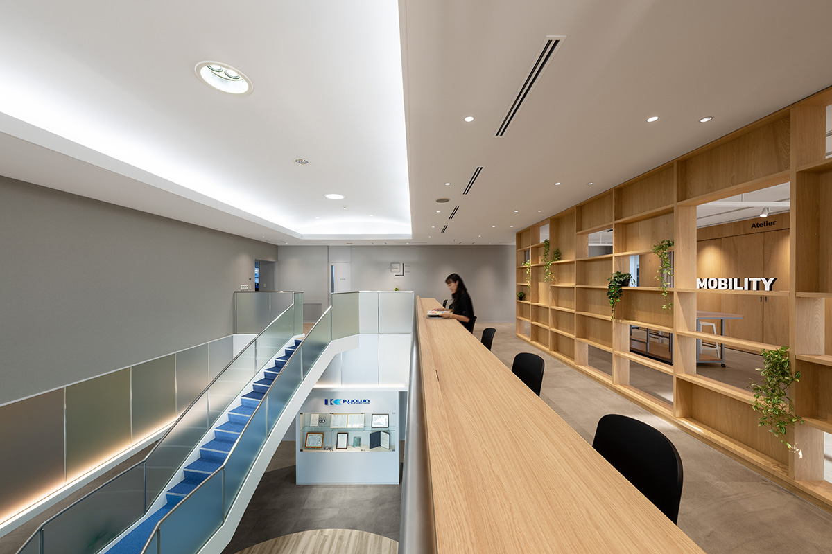 收集产品样本和信息以围绕柱廊的“材料走廊”