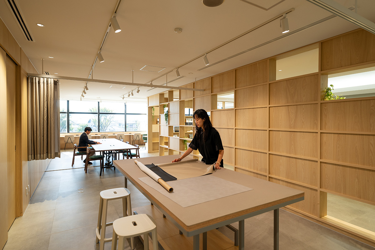 可以对大幅面产品进行检验、裁剪、加工的工作室空间