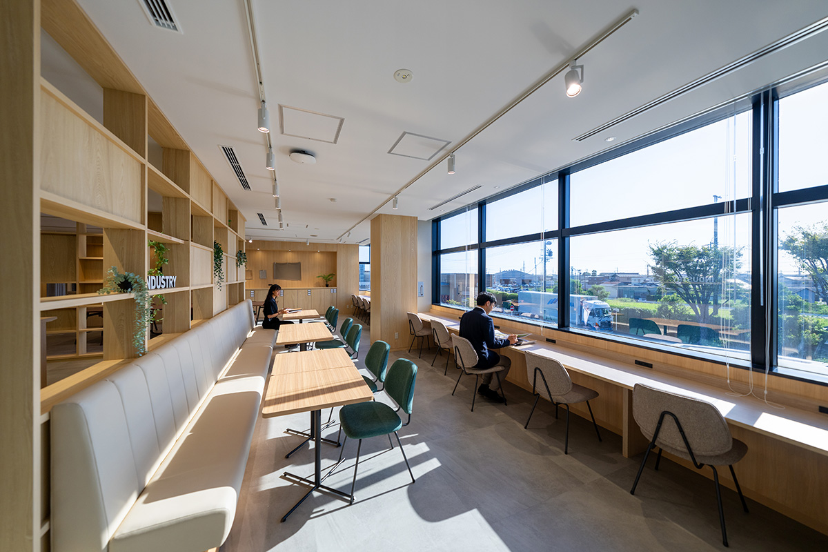 窗户上的免费工作空间，您可以通过外部光线检查产品的颜色和纹理