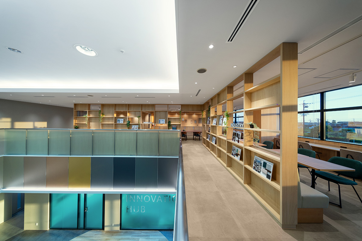 在柱廊空间创建一个新的工作场景，到交流和挑战循环的地方