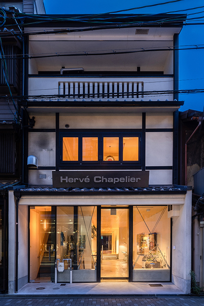 The all-glass façade, with only the structure remaining, embraces the changes of the day along with the city of Kyoto.