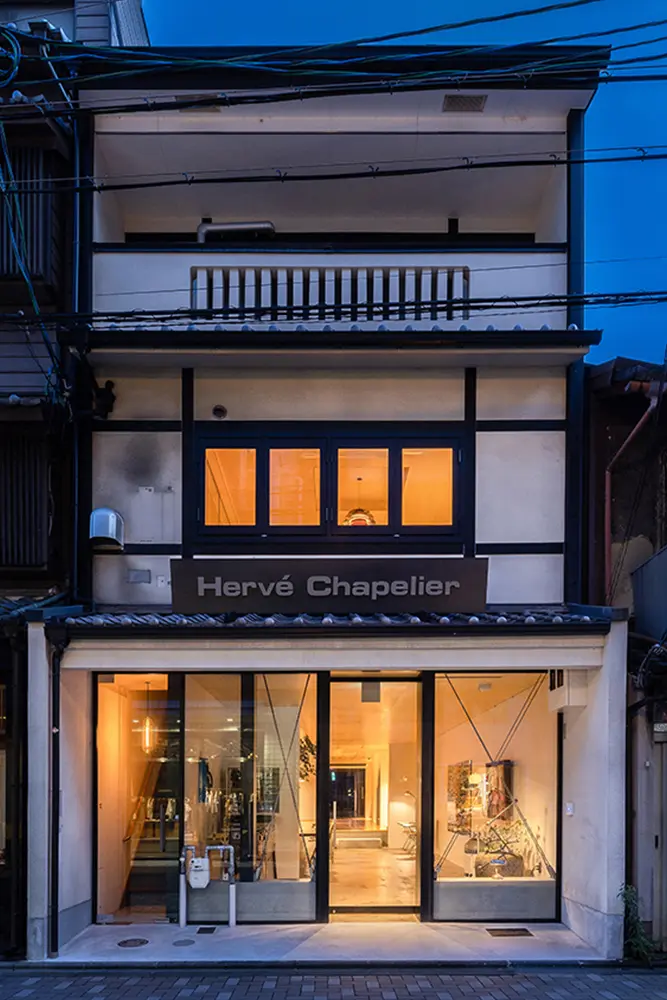 The all-glass façade, with only the structure remaining, embraces the changes of the day along with the city of Kyoto.