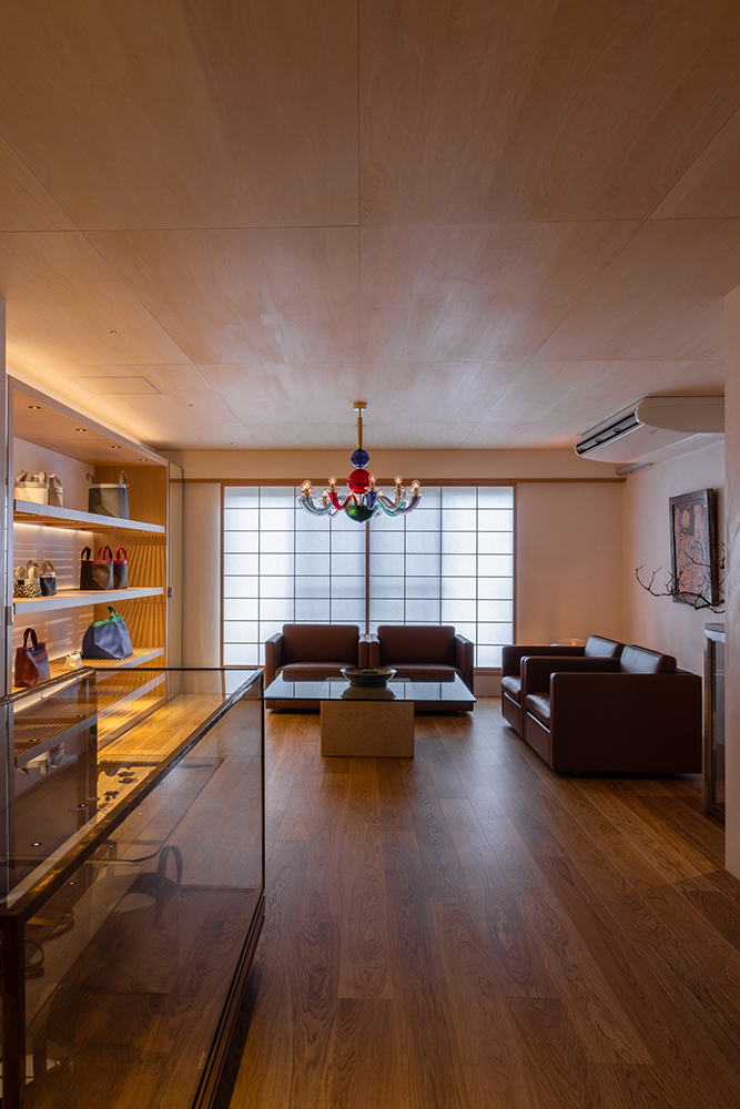 South side of the second floor. Ceiling lighting is kept to a minimum, and natural light from the street and the back garden illuminates the plaster walls, creating a soft light that permeates the entire space.