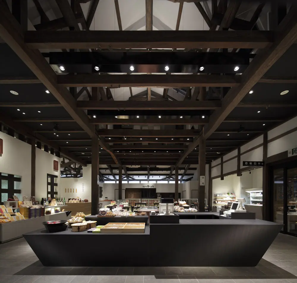 In "Meiji Storehouse" local products and souvenirs are on sale.