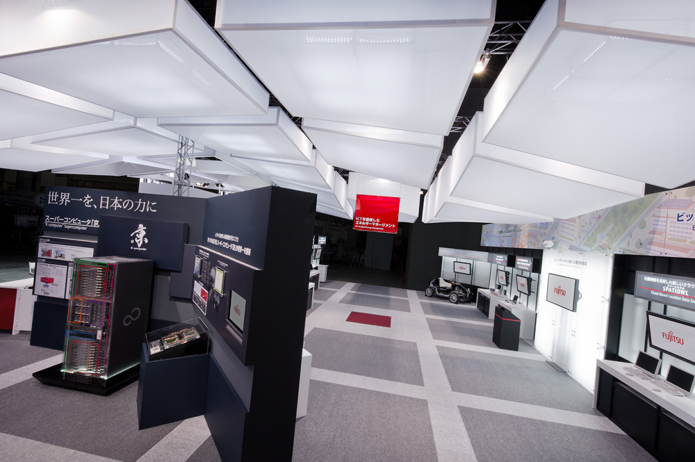 The upper cube, which uses LED panels as a light source for internal lighting, also serves as ground lighting, achieving energy savings.