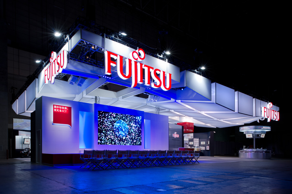 Theme stage. An open stage that draws visitors into the booth from all directions within the venue.