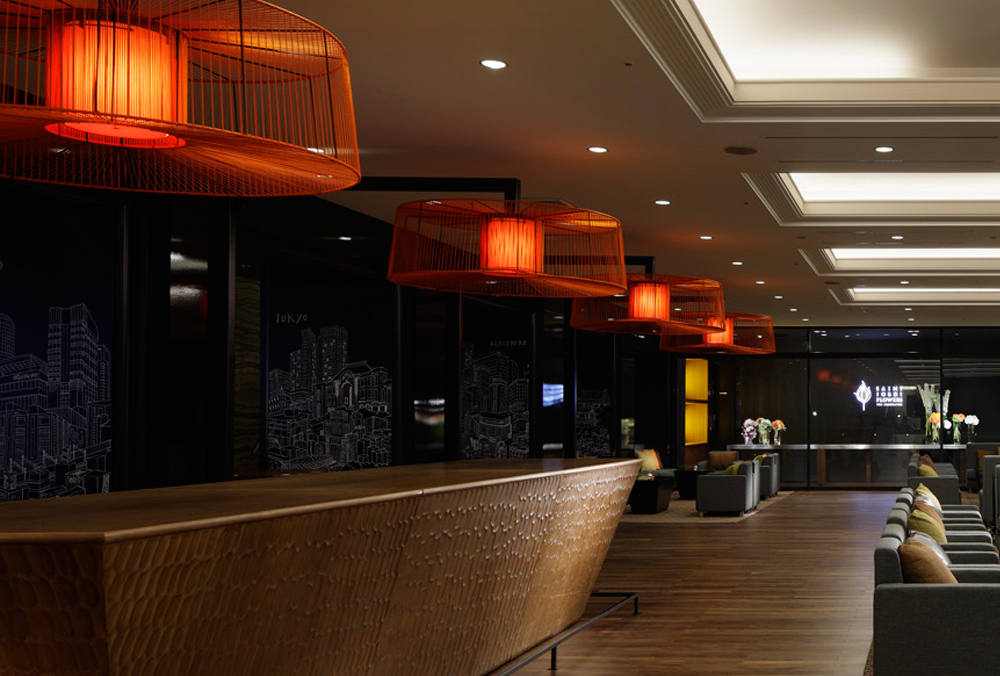 “花园咖啡馆with Terrace Bar”。照明吊坠采用了日本传统工艺的丝带，为空间增添了亮点