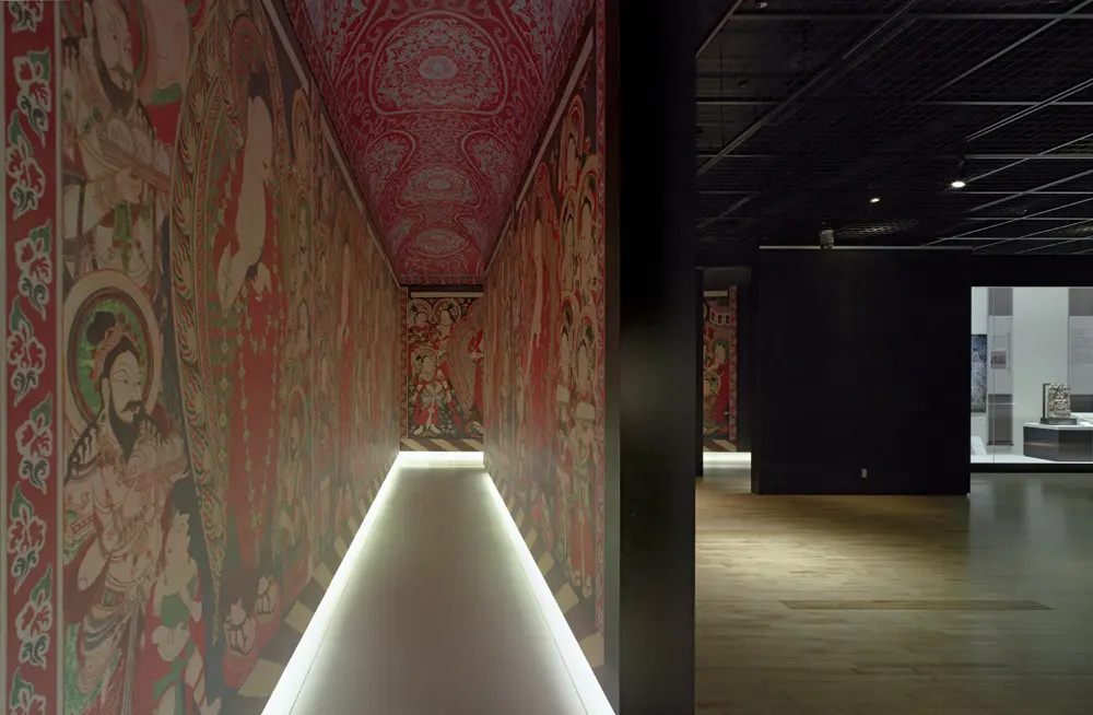 A corridor that reproduces the Buddhist murals of the Bezeklik Caves in their original size, a major research result from Ryukoku University.