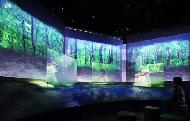植物を利用し、自然環境と共生していた縄文人の生活を、複層のスクリーンで幻想的に描く右脳ゾーン「縄文くらしシアター」