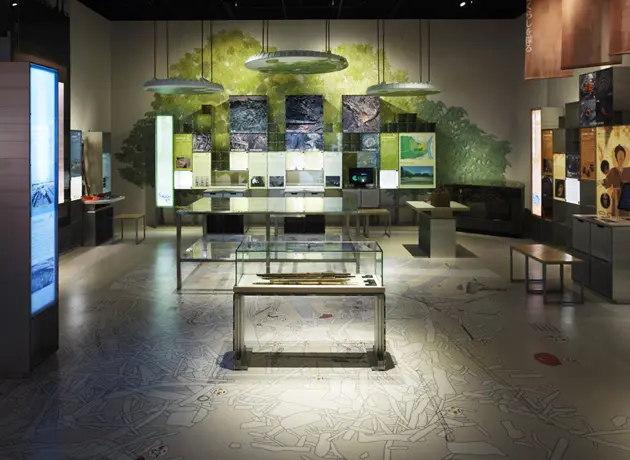 発掘遺物を床面に表現し、出土品から得た情報を壁から天井に展開。情報によって埋め尽くされた左脳ゾーン「縄文の謎」