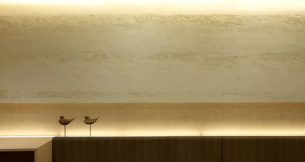 The beautiful flow of the Fushimi river is expressed through plastering, providing a sense of peace to visitors.