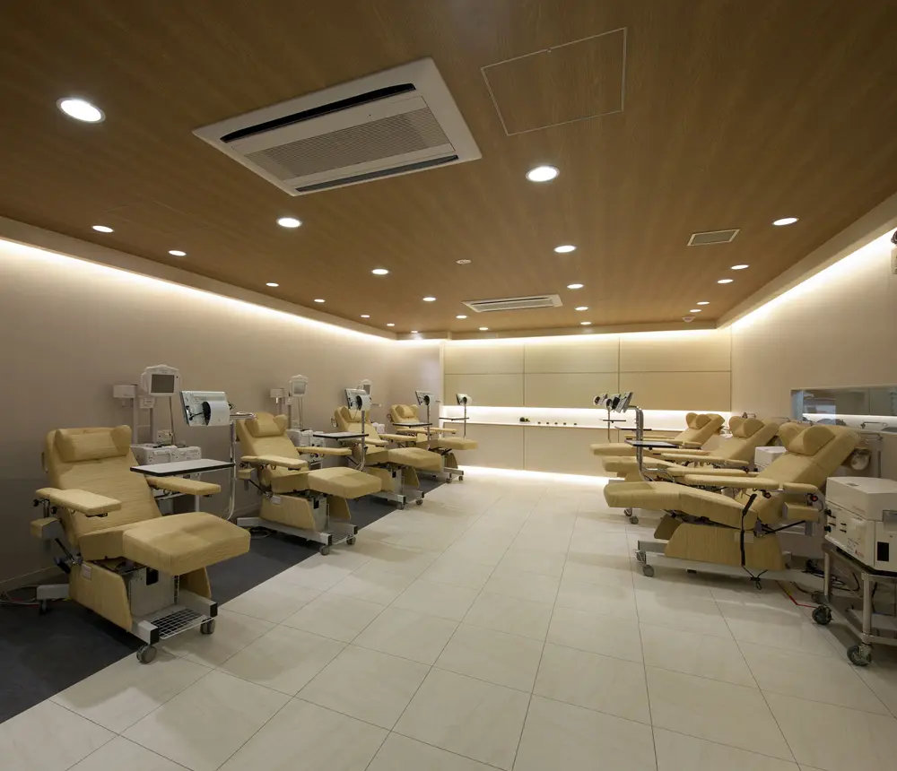 The blood collection room is surrounded by the warmth of wood and soft light, allowing people to donate blood in a relaxed and comfortable atmosphere.