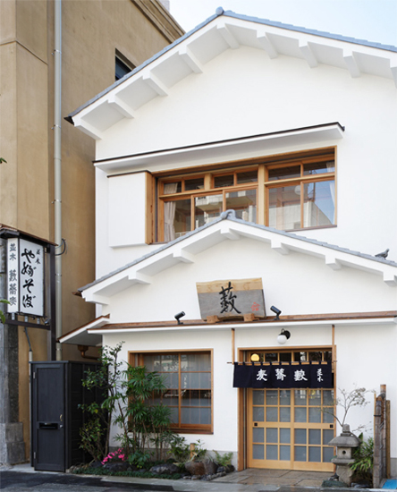あえて古いものを活かし、白木の「つぎ木」をして制作した看板と、真白な漆喰で仕上げ、これから風格を増すであろう外観