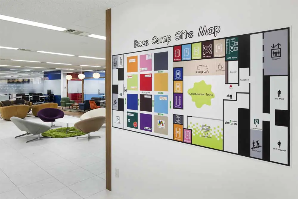 オフィス全体マップ。入居企業の居場所やイベント情報などが書き込まれるサイネージ