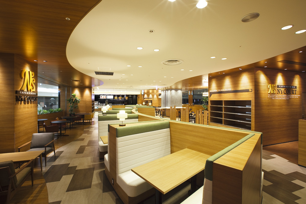 The space, made up of gentle curves, unfolds into five different scenes.
