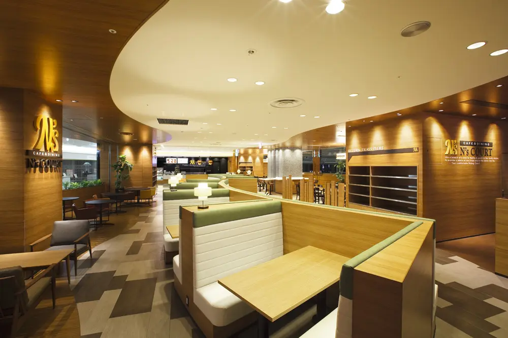The space, made up of gentle curves, unfolds into five different scenes.