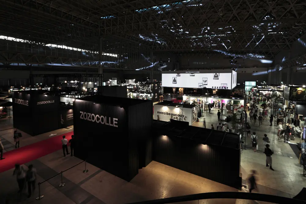 中央のスクリーンでは、会場における売れ筋アイテムやイベントの開催情報など、リアルタイムの情報を発信