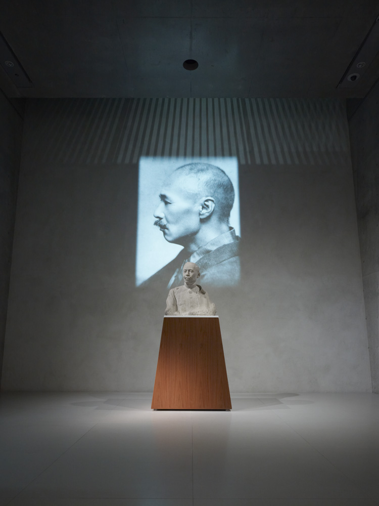 導入展示の展示物や映像は、企画展示のテーマに応じて変えることができる。