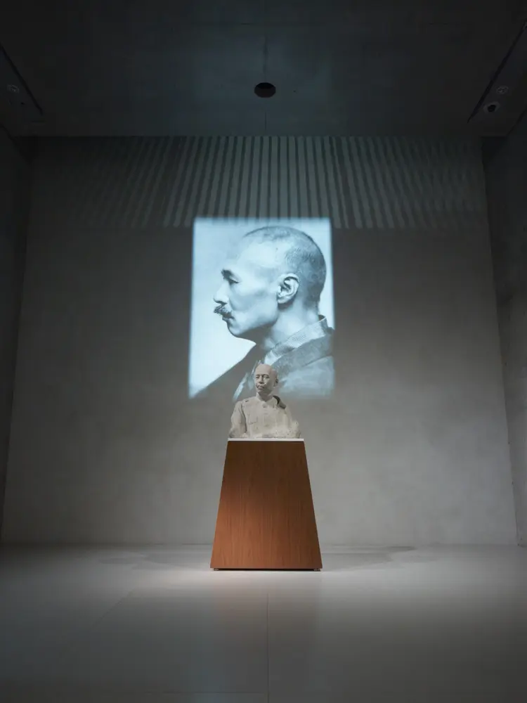 導入展示の展示物や映像は、企画展示のテーマに応じて変えることができる。