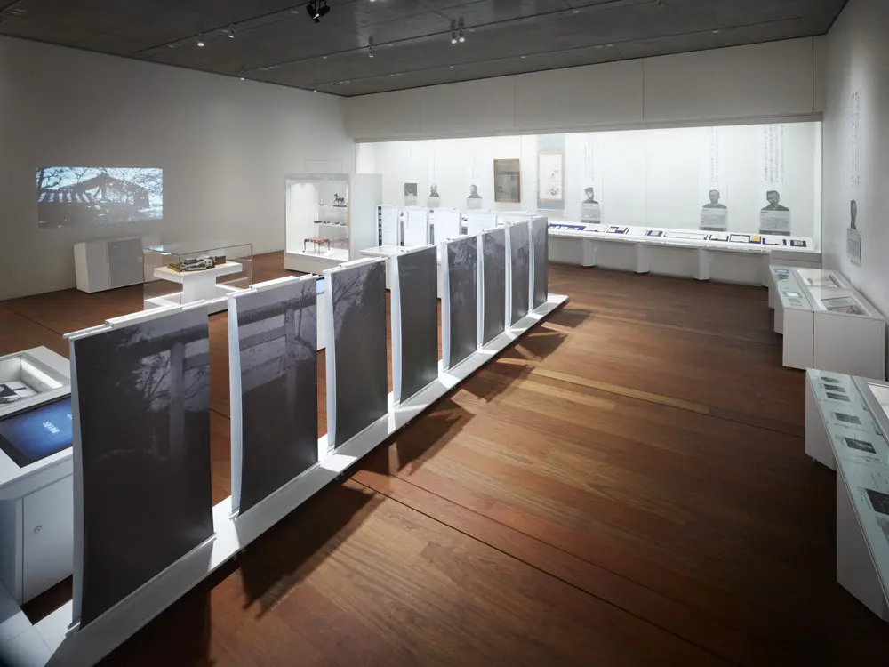 展示テーマに応じて配置を変えることができる、可変的な展示室。