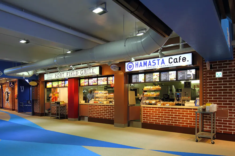 コンコースの飲食スペース。レンガのモチーフで環境演出し、来場者に食の楽しみを提供している