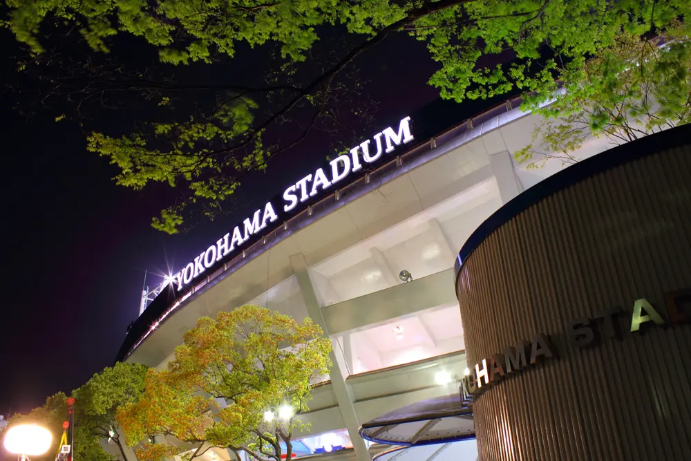 外周。球団のチームカラーである青に色を統一し、「YOKOHAMA STADIUM 」 のロゴデザインも一新