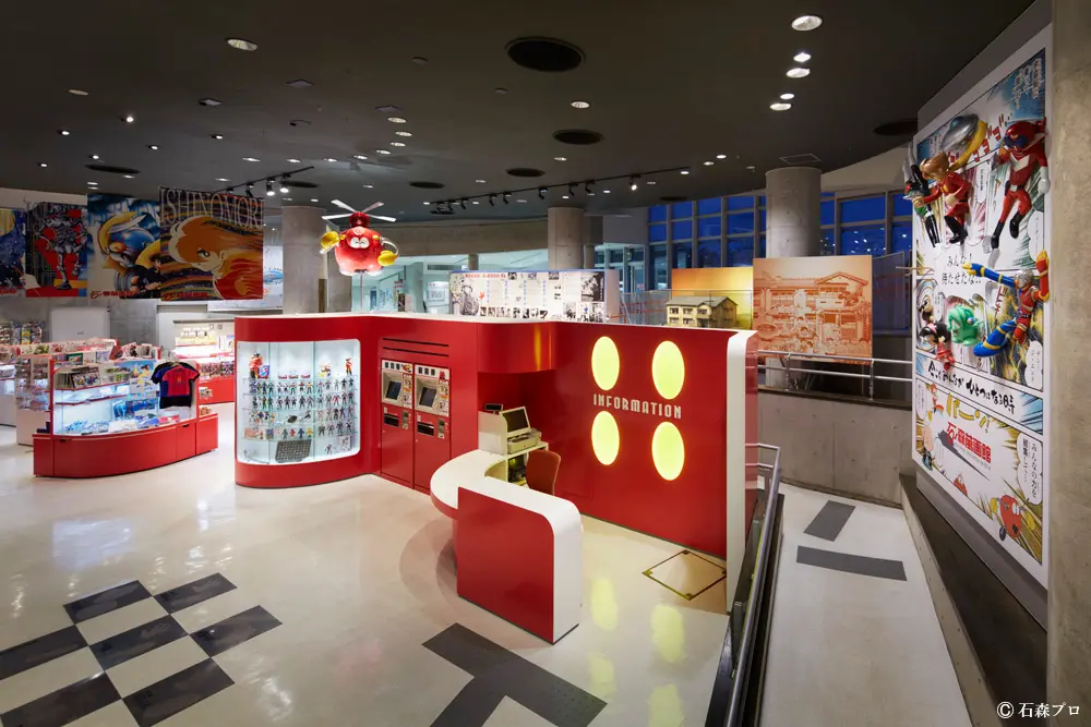 Ishinomori Manga Museum 1st floor entrance hall | The entrance hall has been completely remodeled, with an information desk based on the motif of "Cyborg 009." Characters from Ishinomori's works pop up here and there, creating a unique worldview that only a Manga Museum can offer, raising expectations for the experience that is about to begin.