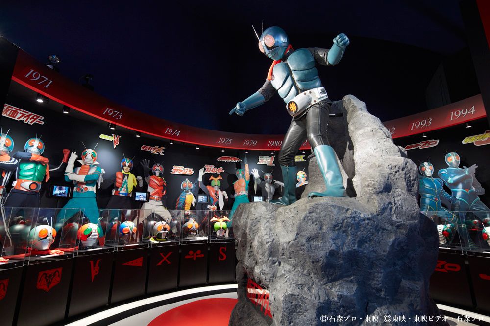仮面ライダーの世界 | 昭和の子どもも、平成の子どもも、みんな知っている「仮面ライダー」時代とともに進化しつづける変身ヒーローが、１号から最新の仮面ライダーまで、ここに勢ぞろいした。