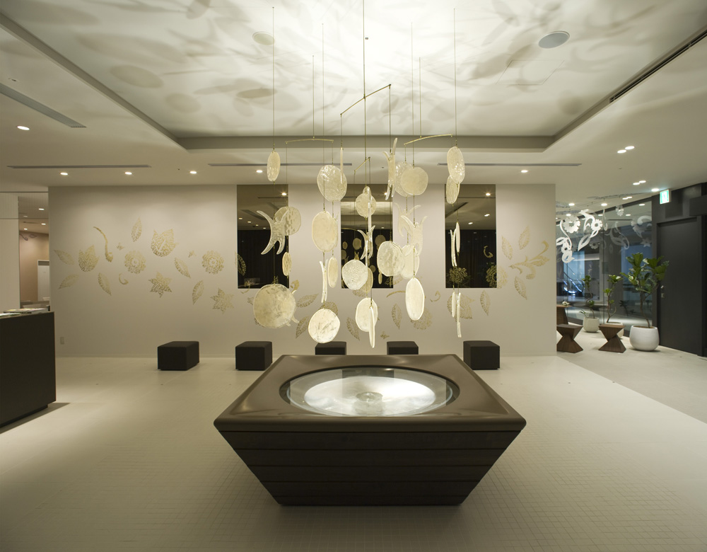 「HOLISTIC LAB」エントランス。アートオブジェ「HOLISTIC FOUNTAIN」が、水面の揺らぎによる光の演出で出迎える