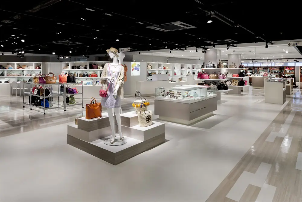 The brand bag corner on the 3rd floor has a "RUNWAY" theme