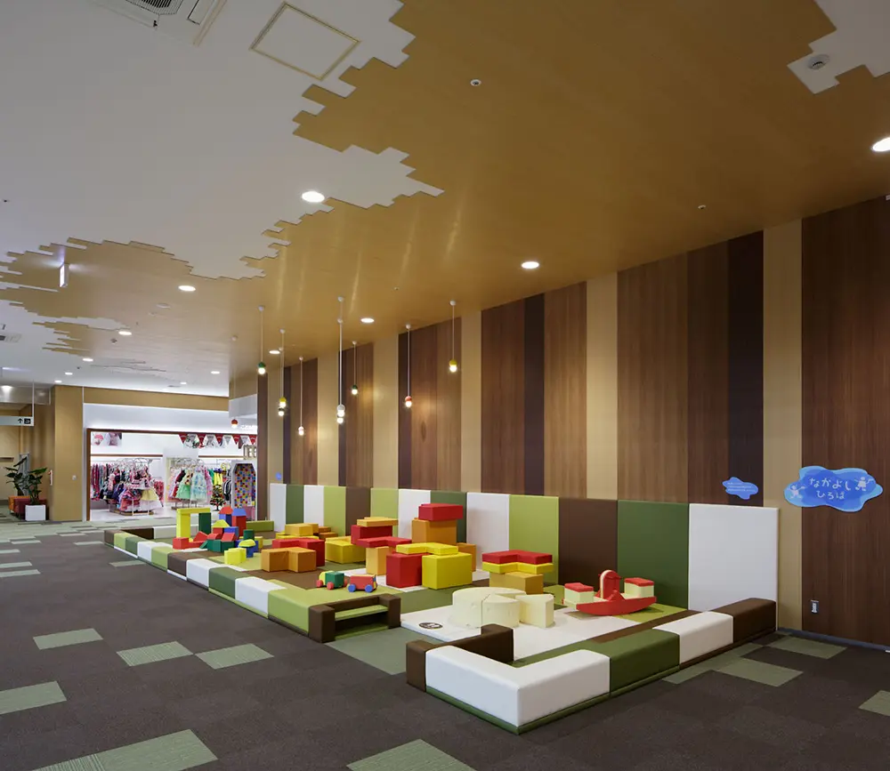 "Nakayoshi Hiroba" is located in the center of the floor where children's fashion, miscellaneous goods and service stores are concentrated, and is popular with families.