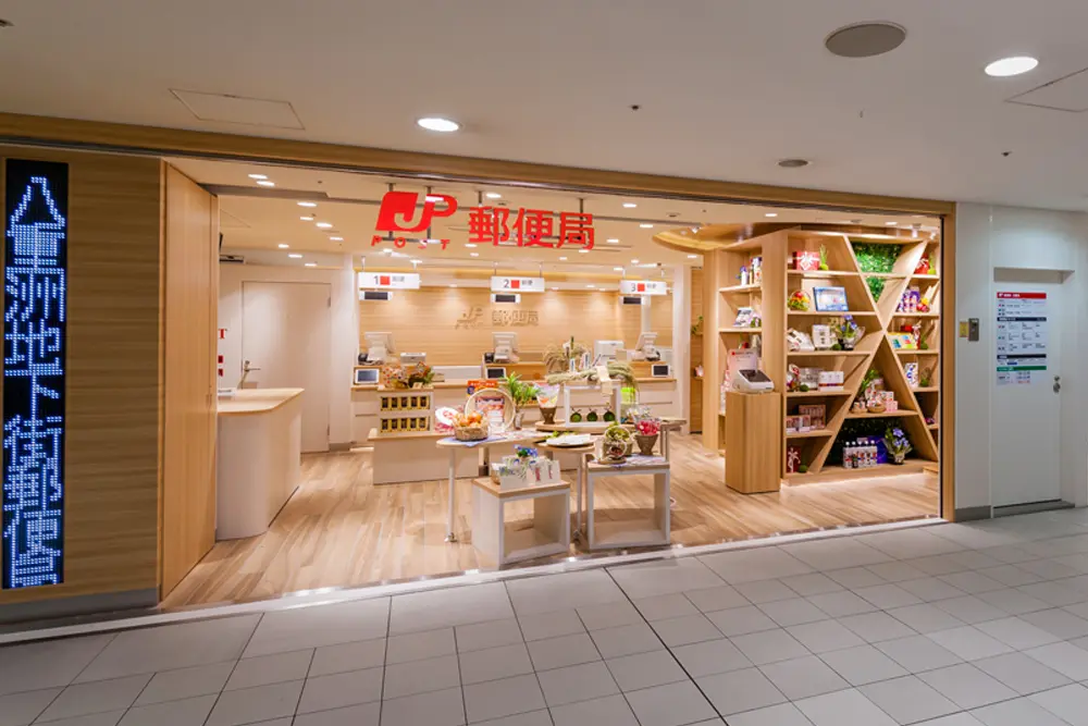 物販店舗 全景（休日時）　ベンチは商品を並べる棚に変化