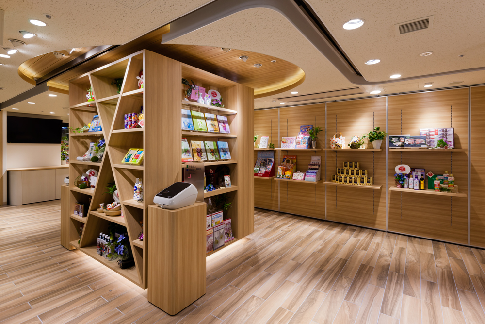 商品商店店内 (假日) 储蓄保险柜台周围变成了安排物品的货架