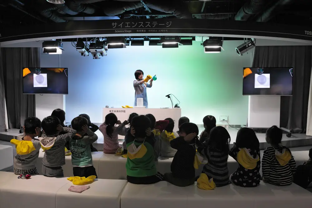 サイエンスステージ。ライブ感あふれるステージで、科学の楽しさを伝える