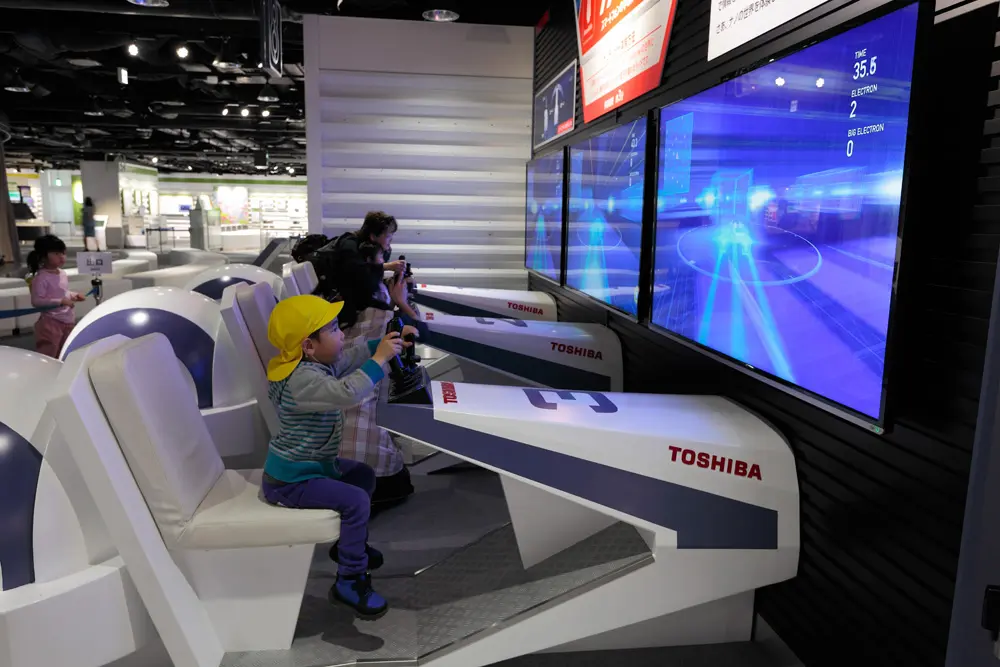 体験型装置。ライドに乗り、フラッシュメモリーのナノ世界を駆け巡り、ゲーム感覚で半導体について楽しく学べる