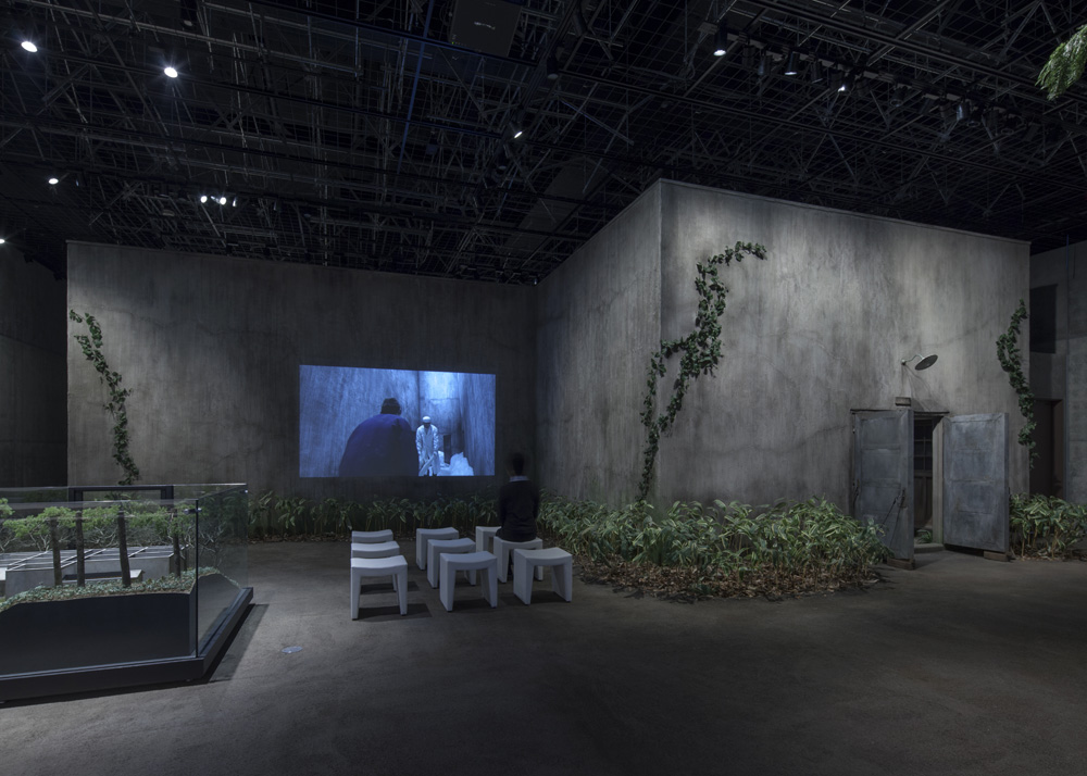 Based on the testimonies, a re-enactment Video was produced that conveyed the full picture of the heavy prison cell. By projecting the video on the exterior wall of the re-enactment, the harshness of the inside of the cell was expressed.
