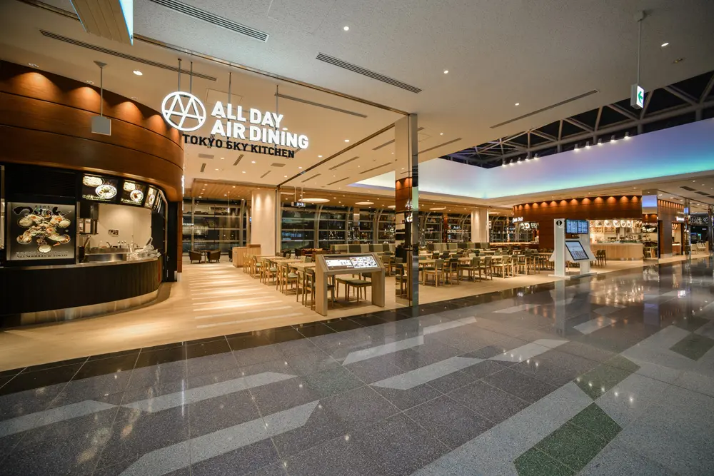 Open facade, well integrated into the departure concourse.