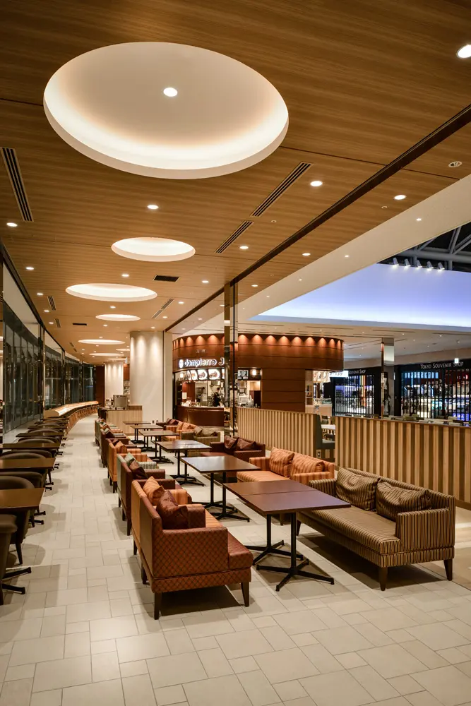Relaxing area for groups, with comfortable sofas.