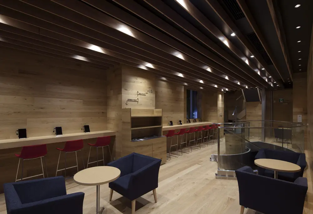 Second floor seating. Digital magazines can be freely read at the Rakuten Kobo at the counter.