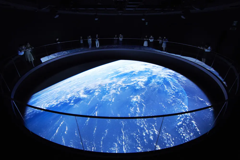 "Theater Sora" has a high resolution of over 4K and a unique circular shape with a diameter of 11m, allowing you to experience the perspective of looking down on the Earth from space.