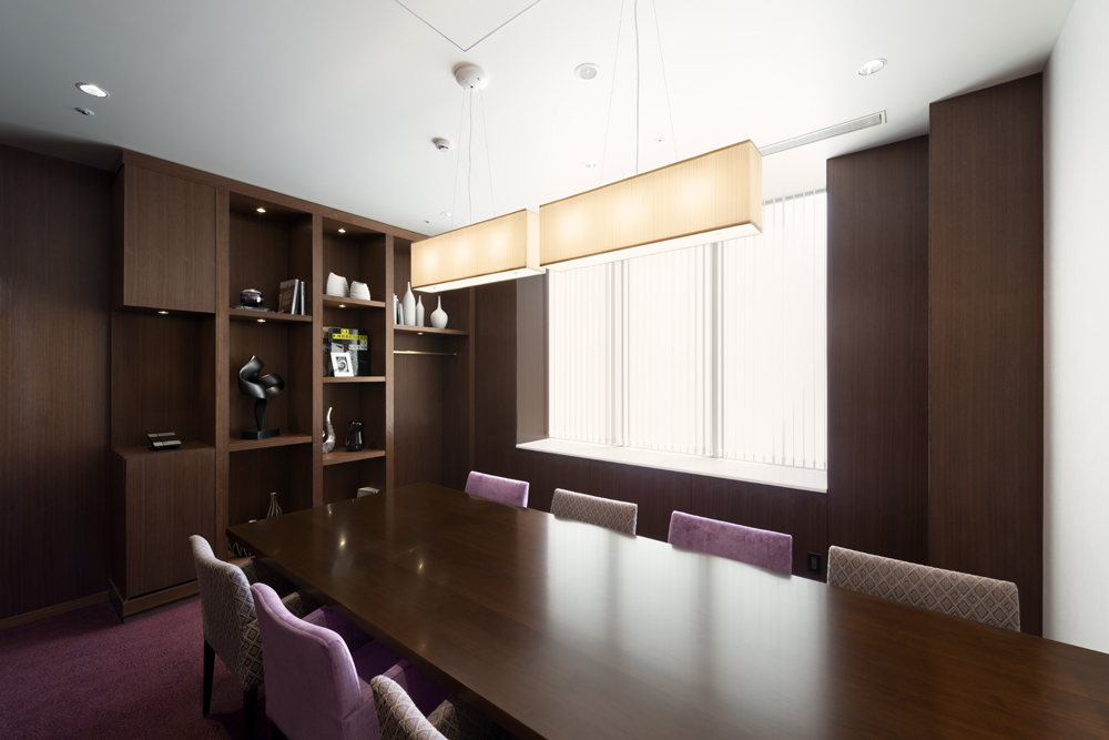 A reception room with a moderate sense of dignity, based on wood and accent colors.