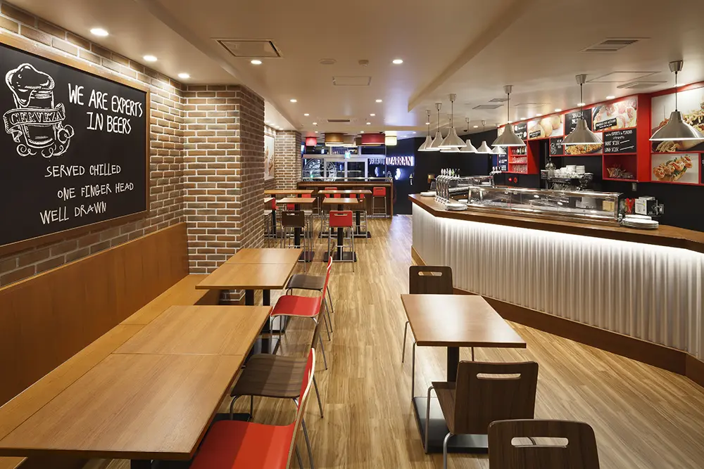 客席では、スタッフが回って紹介してくれる作りたてのピンチョスも味わえる