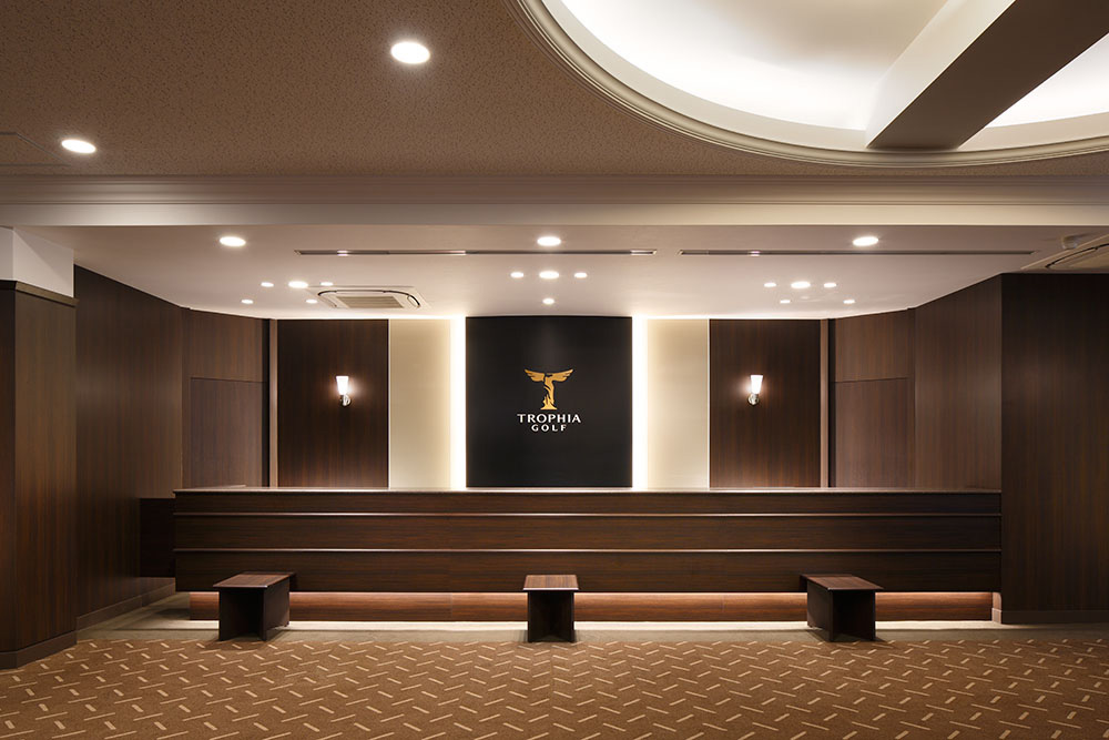 Front: A stately symbolic logo based on black and gold welcomes customers.