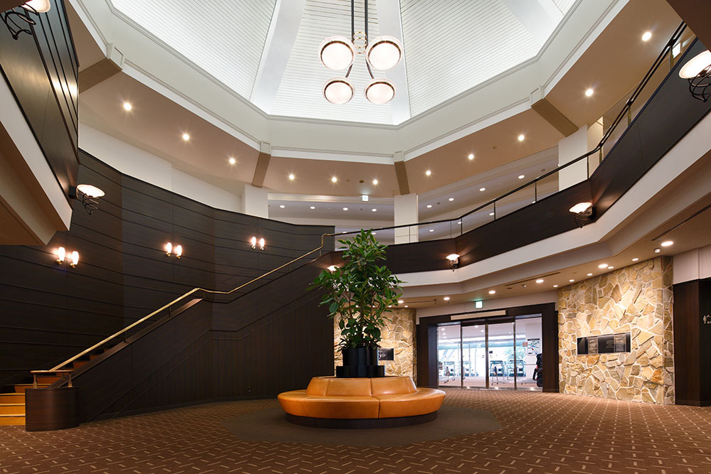 Lobby. The spacious open-ceiling space gives players a sense of openness.
