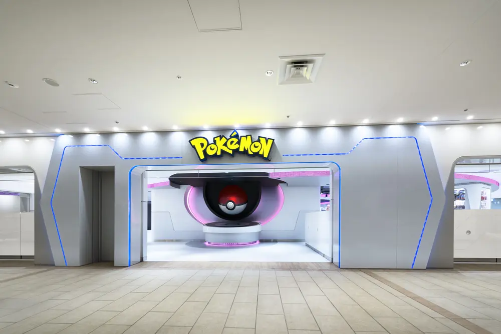 バーチャルモンスターボールがお出迎えするメインゲート。151体のポケモンの出現や季節で変化する映像を楽しめる