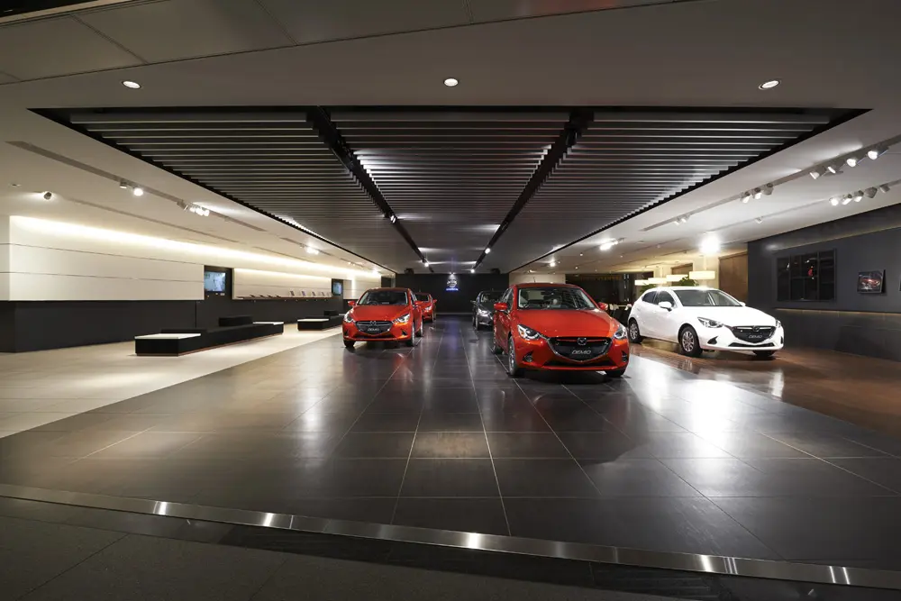 車両を展示する花道が映える、ショールームとしての機能も兼ね備えたエントランスロビー