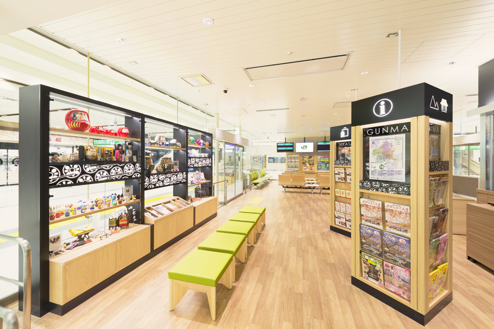 待合室内。当地の魅力発見を促す「工芸品紹介展示什器」と回遊を促す「観光案内情報発信什器」を配置