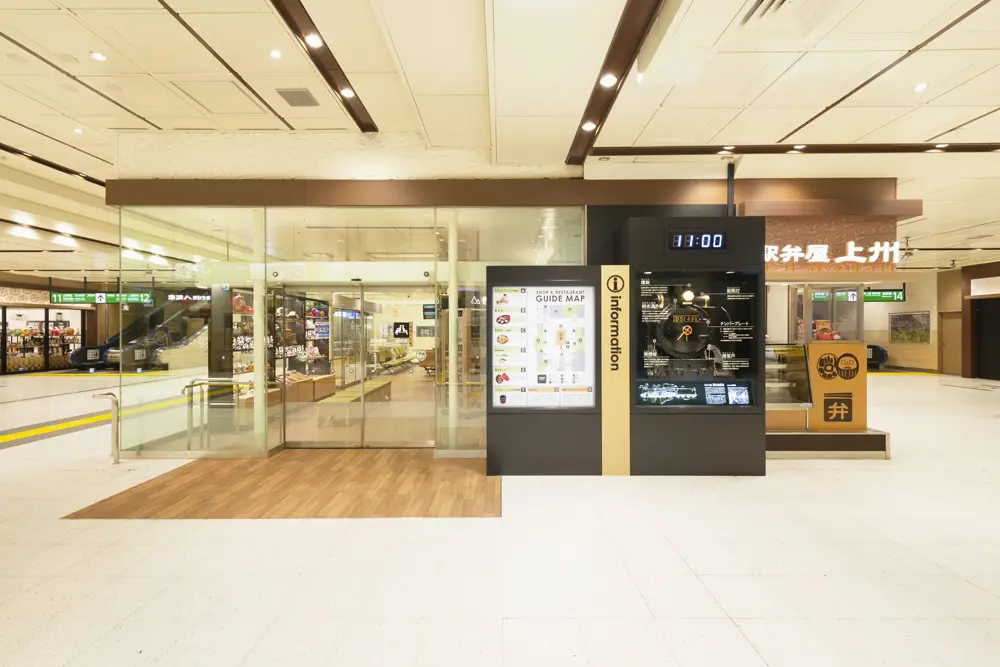 待合室外観。高崎のシンボルとして新たなランドマークとなるSL時計と快適なひとときを提案する商業案内サイン